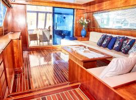 Hotel fotografie: Luxury yacht on bosphorus