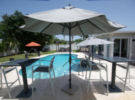 Hotelfotos: Heated pool ,3 bedroom bungalow ,minutes from the beach