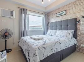 Zdjęcie hotelu: 1BR Interiored Condo with WiFi, Netflix, Hot Shower - The Hive Residences