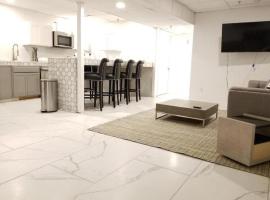 7 BR- Sleeps 15! Famous Lakefront Amazing Property!, hotel em Nova Orleães