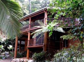 מלון צילום: Private Rainforest Retreat with lagoon style pool