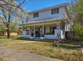 Фотография гостиницы: Charming Craftsman Home in Downtown Bartlesville!