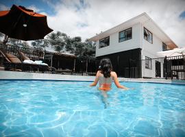 Hotel Foto: Swimming Pool Holiday Villa