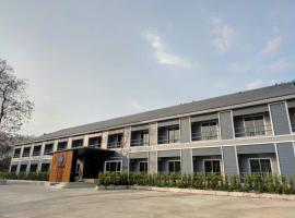 AT TP HOTEL, отель в городе Пхетчабун