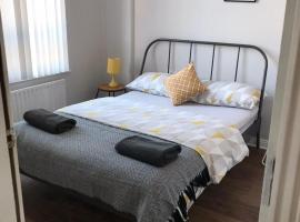 Fotos de Hotel: Cozy 2 bed apartment close to Cathedral Qtr and City Centre