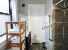 Hotel Photo: Combo 2 Units CannaBliss Friendly Sleeps 22 Near Hyde Park, Univ of Chicago and Lake Michigan