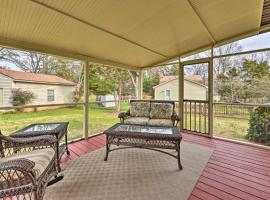 Hotel fotoğraf: Cozy Home with Fenced Yard Less Than 1 Mi Downtown Matthews!