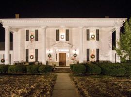 Hotel Foto: Historic Cedar Hill Mansion on Large Farm with Pool!