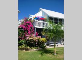 Hotel Foto: Sealofts Villa overlooking pool & tropical garden 250 ft to beach
