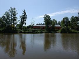 Hotel Photo: Florennes Gîte neuf 150 M2 devant un grand lac privé de 2 hectares poissonneux au milieu des bois