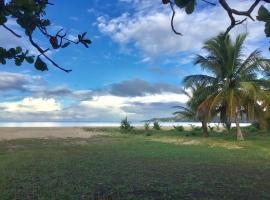 होटल की एक तस्वीर: 2 bedroom/1 bath apartment on the beach (western Puerto Rico)