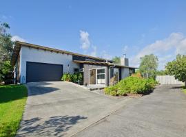 Hotel Foto: The Beach House - Ruakaka Holiday Home