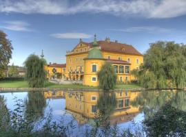 Фотография гостиницы: Castle, large park with pool, tennis court, horses, near Vienna