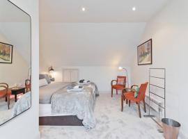 酒店照片: Double or Twin Ensuite Bedroom in a Family Home D4, RDS, AVIVA, Free Parking