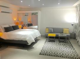 รูปภาพของโรงแรม: Walk to the Beach Sleeps 3 Remodeled in Punta las Marias