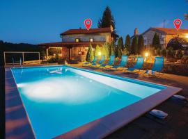 Hotel Foto: Lovely Home In Jurdani With Outdoor Swimming Pool