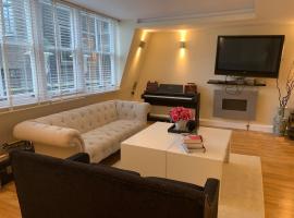 A picture of the hotel: Captivating 3Bed Apartment in London