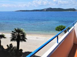 Fotos de Hotel: Nea Styra seafront apartment with stunning view