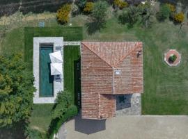 Hotel Photo: Vecchietto Villa Sleeps 6 with Pool and WiFi