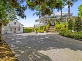 Фотография гостиницы: Western Springs Villa to Auckland Central Heritage Villa