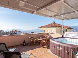 होटल की एक तस्वीर: Plush Apartment in Rijeka with Hot Tub and near the Sea