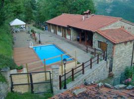 Hotel Foto: Valagnesi Apartment Sleeps 20 with Pool and WiFi