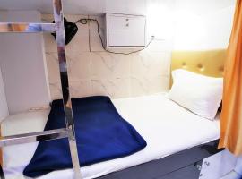 รูปภาพของโรงแรม: HexHostel Andheri Dorm