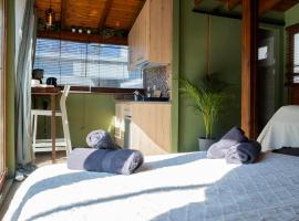 Hotel Photo: Wood Aesthetic Steps from the Sea