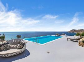 होटल की एक तस्वीर: Stunning Villa, Best Location, Private Pool, Walk to Elia Beach