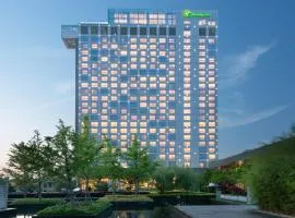 Holiday Inn Shanghai Pudong Kangqiao by IHG - Free shuttle bus to Disney land, Ins Swimming Pool