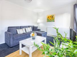 Хотел снимка: 4 Bedrooms Cosy Family Home, Super-Fast Wi-Fi, Free Parking, The Saddlers Gateway