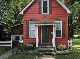Downtown 2 Bedroom Cottage, Sleeps 6, Walking Distance to Honeywell, Downtown Restaurants, Shopping