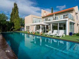 Hotel Photo: Modern villa with pool in minimalist style