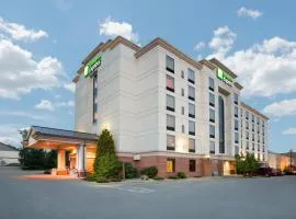 Holiday Inn Express & Suites Bloomington, an IHG Hotel、ブルーミントンのホテル