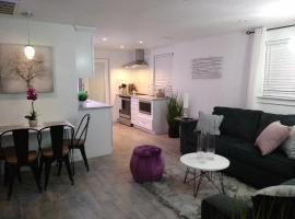 Hotel fotoğraf: Luxury SoHo apartment near downtown with private backyard - Pets welcome!