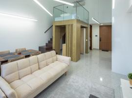 Фотографія готелю: Loft working and living space in the city