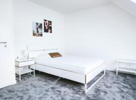 Hotel Foto: Helles Zimmer im Reihenhaus Bahn & Parken nebenan