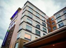 Holiday Inn Express & Suites Downtown Louisville, an IHG Hotel、ルイスビルのホテル