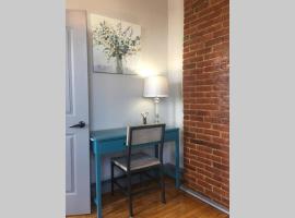 Photo de l’hôtel: Historic Fountain Square Schoolhouse Apt with free Netflix, HULU, and Parking! #8