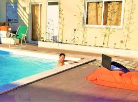 ホテル写真: 15 minutos de LISBOA apartamento com PISCINA