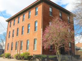 Hotel kuvat: Fountain Square Schoolhouse Apt with free Netflix and Parking