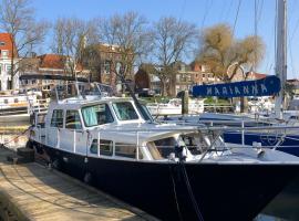 Hotel foto: Boot & Breakfast - slapen op het water