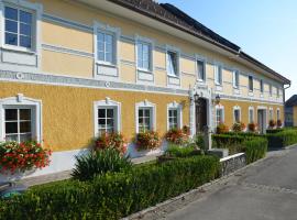 A picture of the hotel: Lindenhof- Fam. Forstmayr