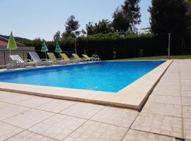 Foto di Hotel: Maison avec piscine privée 3km de Guimaraes centre