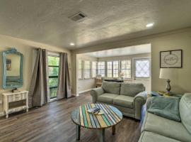 होटल की एक तस्वीर: Quiet and Cozy Sarasota House with Yard Pet Friendly!