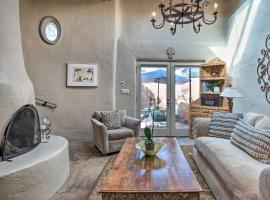 Фотография гостиницы: Chic Adobe-Style Bungalow in Historic Santa Fe!