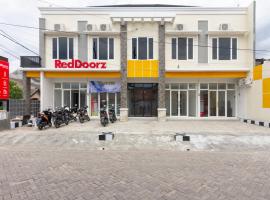 Hotel kuvat: RedDoorz Syariah @ Kebraon