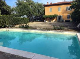 호텔 사진: Torre del Lago Puccini Villa Sleeps 10 Pool Air Con