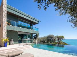 Hotel foto: luxurious villa with swimming pool open