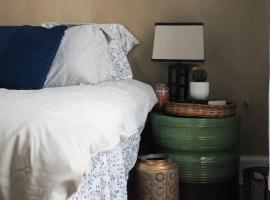 A picture of the hotel: Two Queen Bed Vintage Boho Getaway